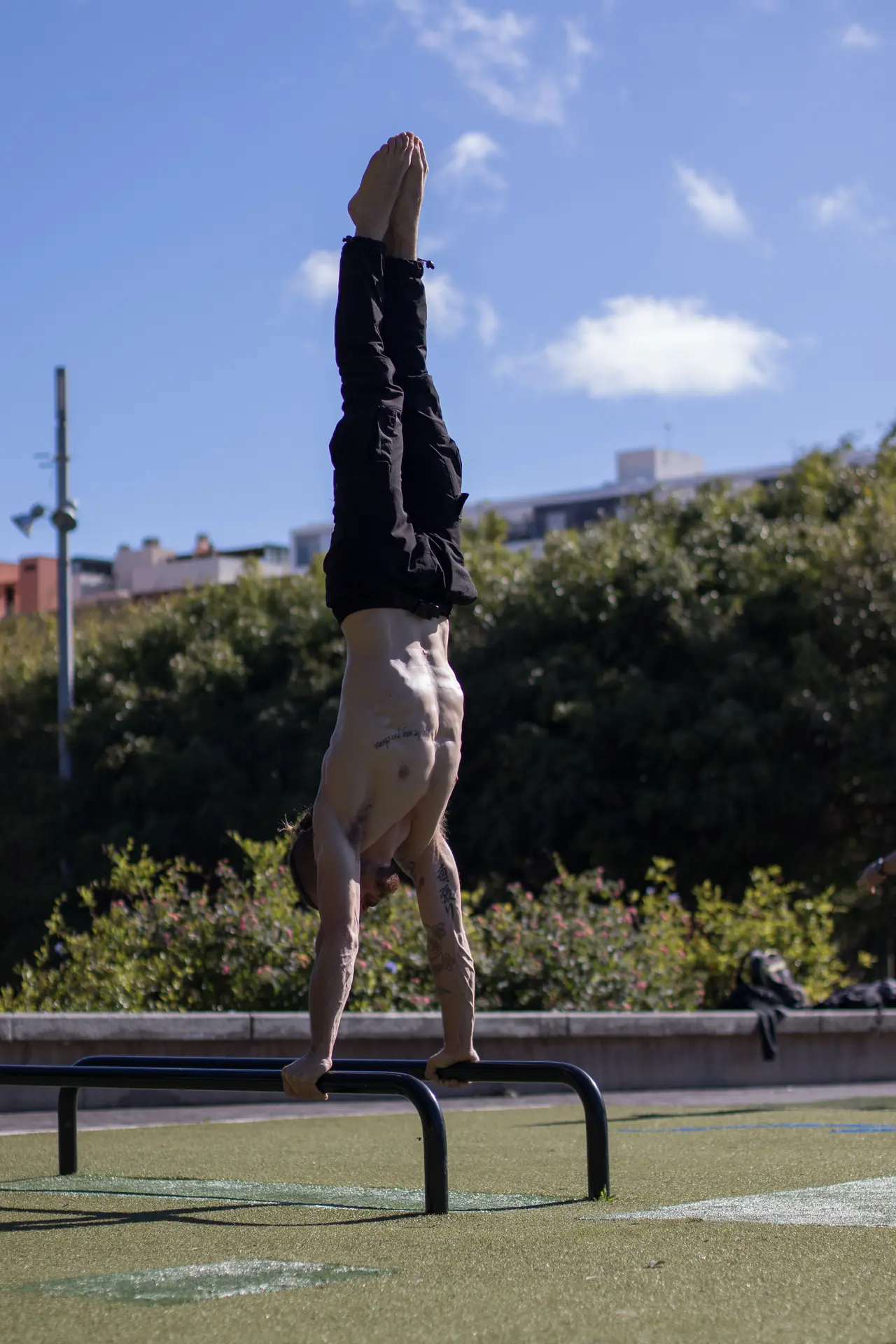 Atleta realizando un ejercicio de calistenia