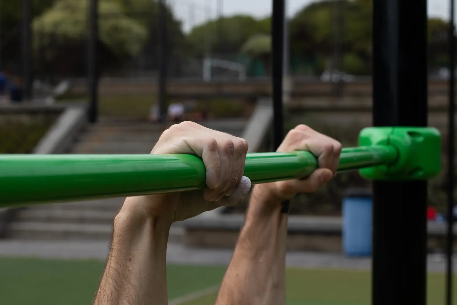 Atleta che esegue un esercizio di calisthenics